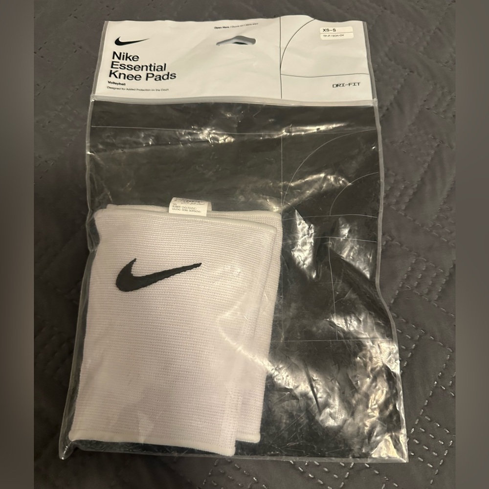 Nike White Essential Knee Pads volleyball xs/s